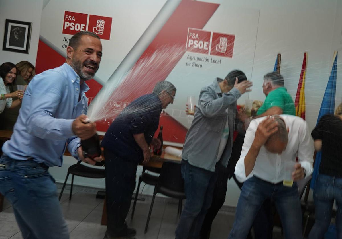 Ángel García celebra con su equipo la victoria en la Casa del Pueblo de Siero.