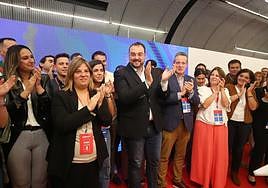 Los socialistas, encabezados por Adrián Barbón, celebran la victoria en Asturias.