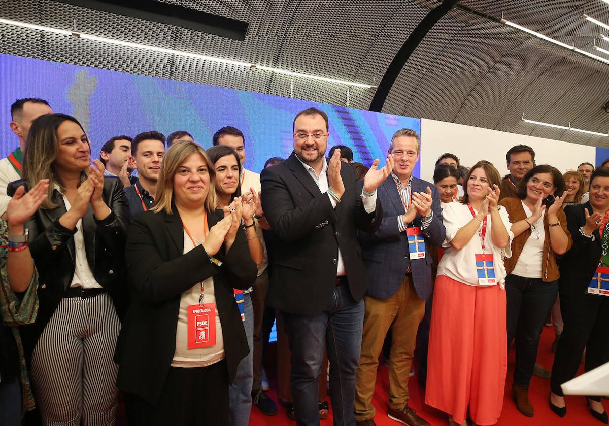 Los socialistas, encabezados por Adrián Barbón, celebran la victoria en Asturias.