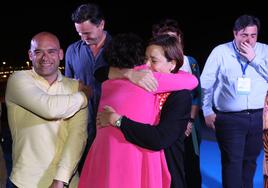 Carmen Moriyón se abraza a Monserrat López, en presencia de Gilberto Villoria, Jesús Martínez Salvador, Jorge González Palacio, Nuria Bravo, Pelayo Barcia y María Mitre, anoche.