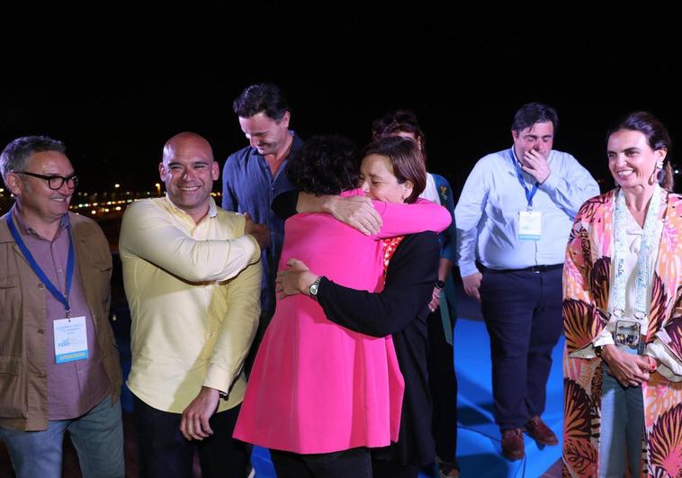 Carmen Moriyón se abraza a Monserrat López, en presencia de Gilberto Villoria, Jesús Martínez Salvador, Jorge González Palacio, Nuria Bravo, Pelayo Barcia y María Mitre, anoche.