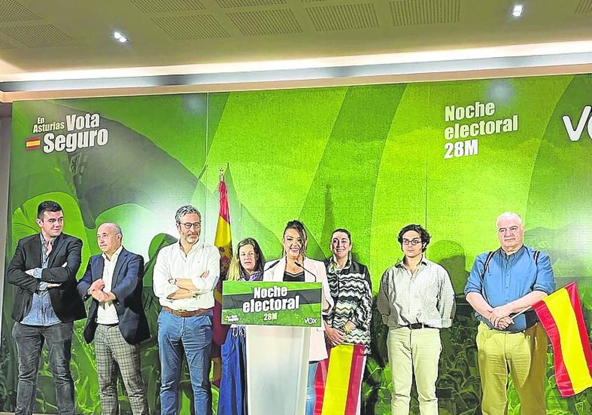 Carolina López, en el centro, con Sonsoles Peralta a su derecha.