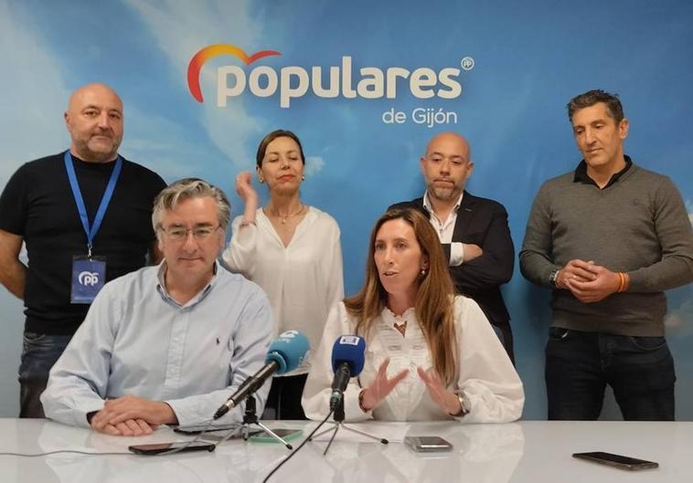 Pablo González y Ángela Pumariega (sentados) con Guzmán Pendás, Ángeles Fernández-Ahuja, Rodrigo Pintueles y Jorge Pañeda.