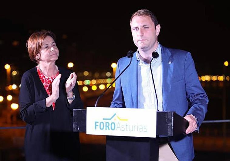 Adrián Pumares, con Carmen Moriyón.