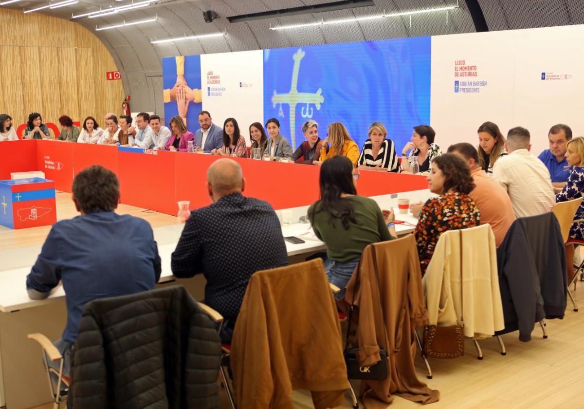 La comisión ejecutiva autonómica de la Federación Socialista Asturiana se reunió ayer por la tarde en su sede del barrio ovetense de La Ería.