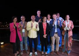 Montserrat López Moro, Gilberto Villoria, Jesús Martínez Salvador, Jorge González-Palacios, Carmen Moriyón, Nuria Bravo, Adrián Pumares, Pelayo Barcia y María Mitre, durante la celebración de los resultados en la sede electoral de Foro, el domingo tras el recuento.