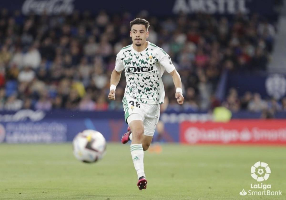 Masca, durante un partido con el primer equipo del Real Oviedo.