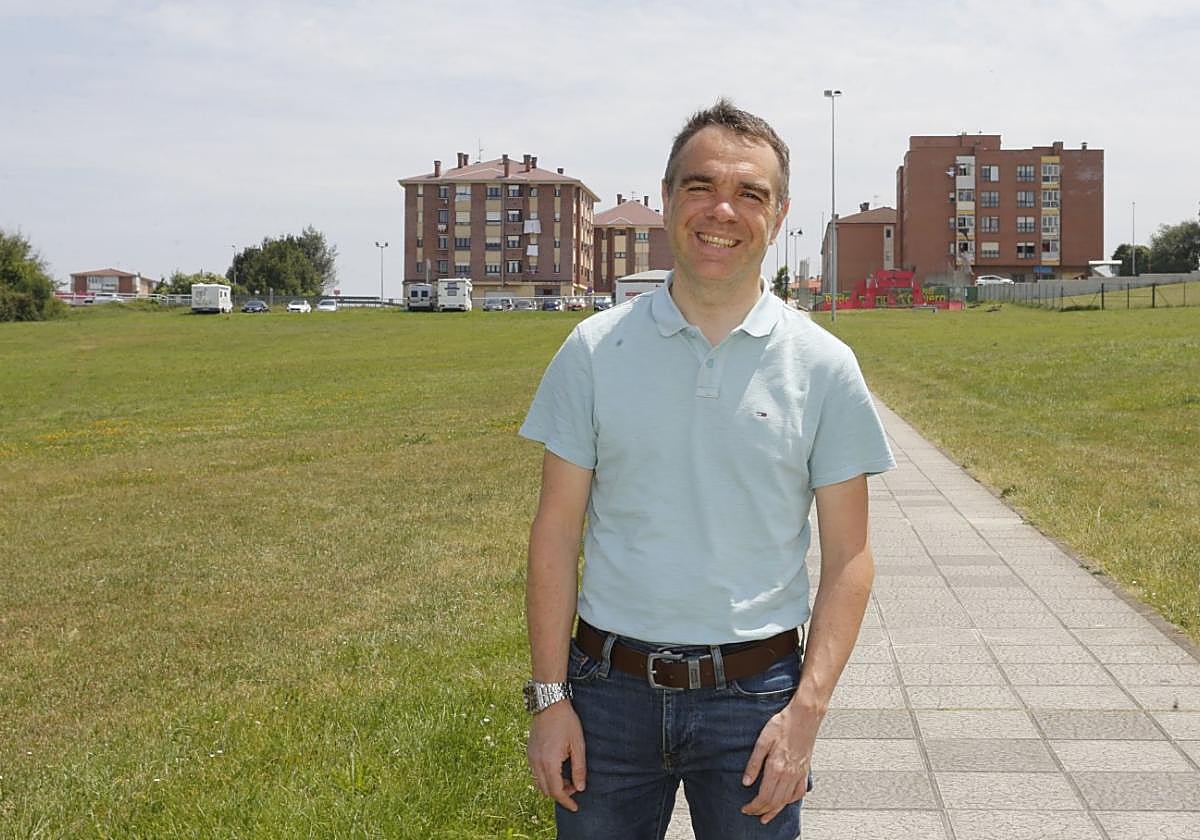 El alcalde de Corvera, Iván Fernández, ayer en Los Campos junto al centro de salud .