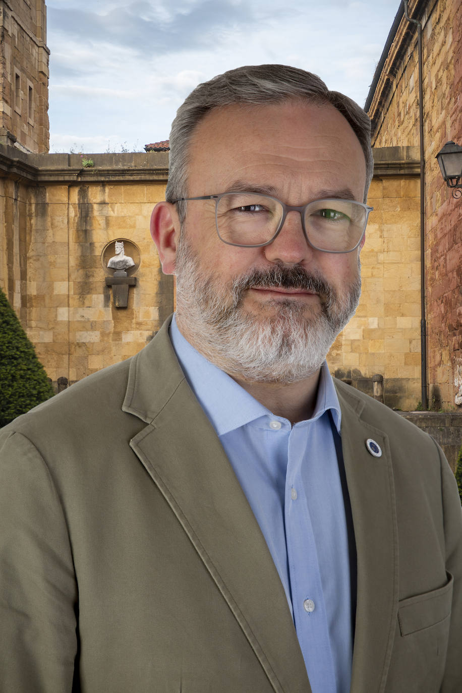 Su familia siempre ha estado ligado a la hostelería. Ovetense, de 1967, es licenciado en Ciencias Económicas, ha sido director del hotel Magistral y presidente de Hostelería de Asturias. Entre sus logros este mandato está el incremento del turismo y la campaña 'Oviedo, origen del Camino'. Canteli ha vuelto a contar con él y ha confirmado que continuará al frente de la Concejalía de Turismo.