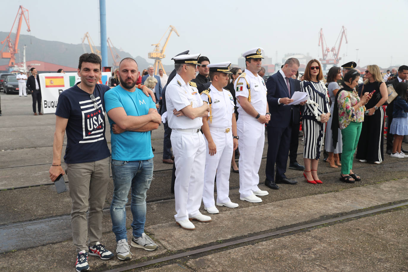 El &#039;caballero de los mares&#039; despliega su esplendor en Gijón