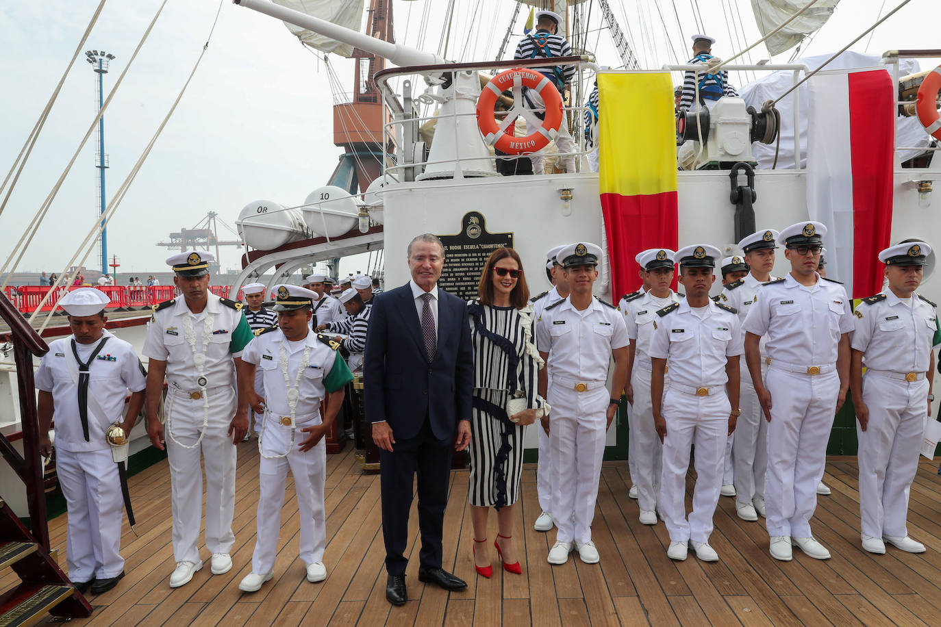 El &#039;caballero de los mares&#039; despliega su esplendor en Gijón