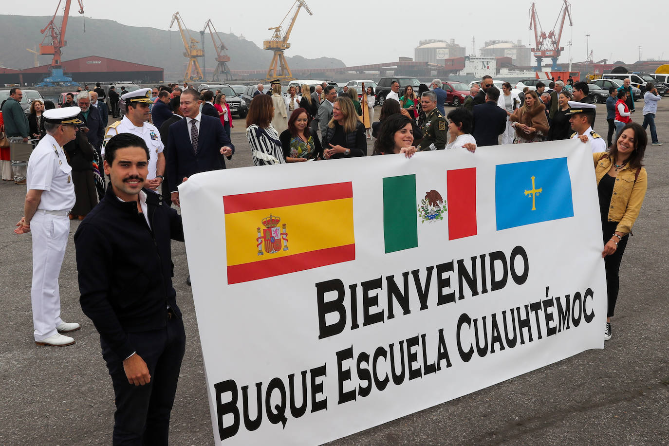 El &#039;caballero de los mares&#039; despliega su esplendor en Gijón