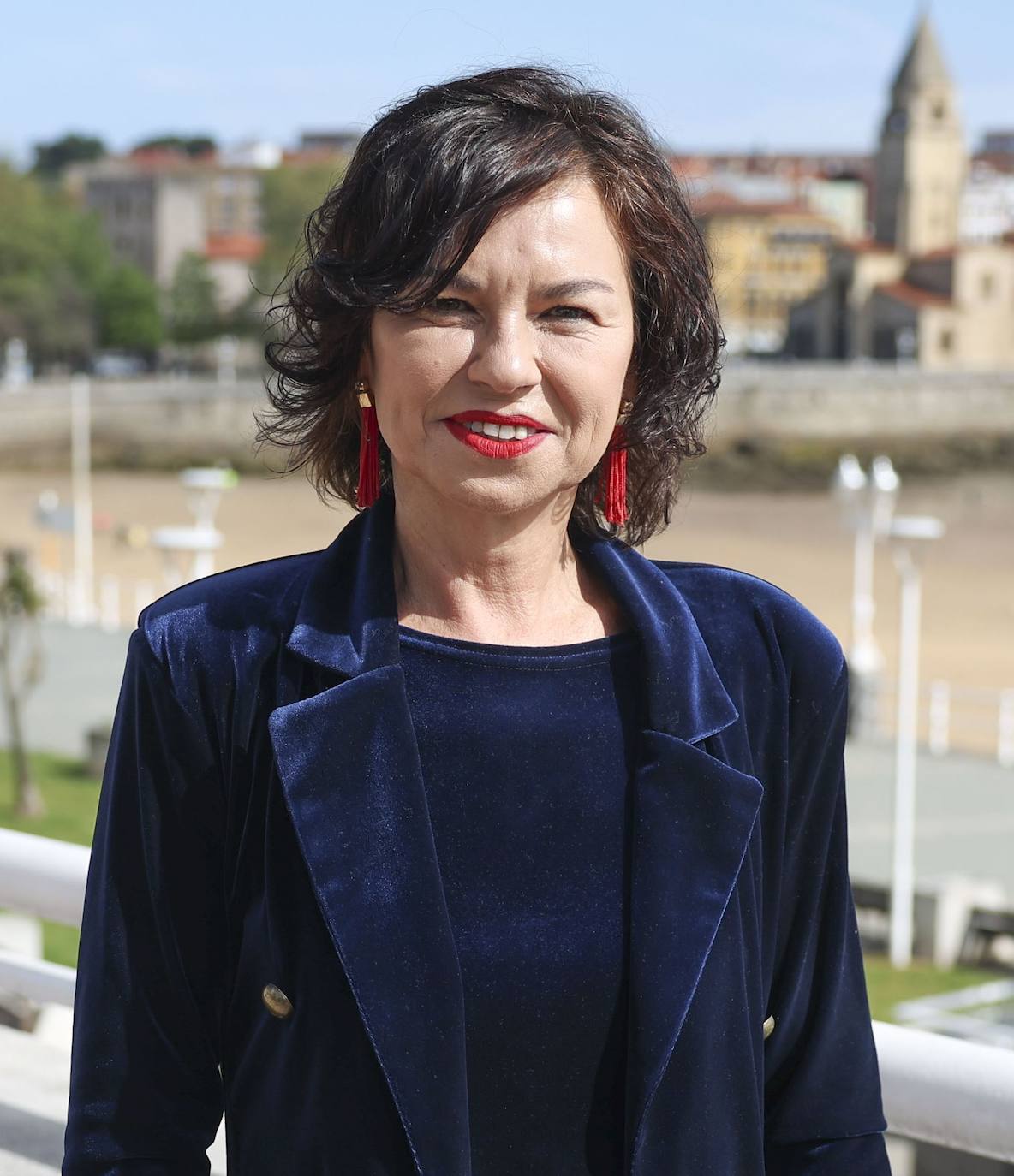 Se quedó fuera de la pasada Corporación por ir de número cinco en la lista, pero la renuncia al acta de concejal de Rubén Hidalgo la devolvió al Pleno. Montserrat López fue concejala de Cultura y Educación durante el segundo mandato de Moriyón. La suspensión de los actos conmemoración de los 50 años del Museo del Pueblo de Asturias fue una de sus grandes polémicas al frente de la concejalía.