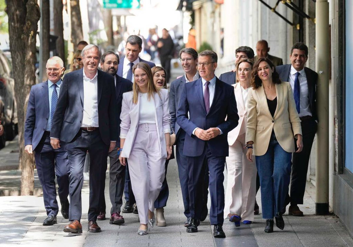 Alberto Núñez Feijóo llegando a la sede del PP en la calle Génova secundado por sus líderes territoriales, entre ellos, Diego Canga, a la izquierda de la foto.