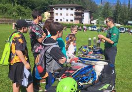 Varios alumnos atienden a la explicación de un guardia civil.