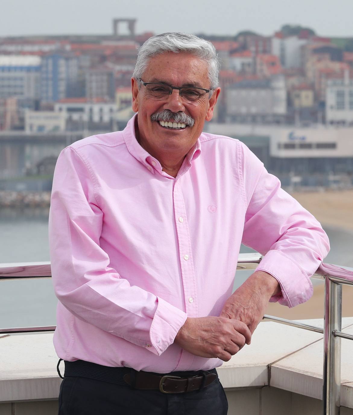 Fue la apuesta personal de Monchu García, secretario general de la agrupación socialista gijonesa, para la Alcaldía. Rechazando Foro cualquier pacto con el PSOE, Floro deberá liderar la oposición durante los próximos cuatro años. El fundador de Proyecto Hombre, de 69 años, sale derrotado de su primera experiencia política. Queda la duda sobre su continuidad al frente del grupo socialista.