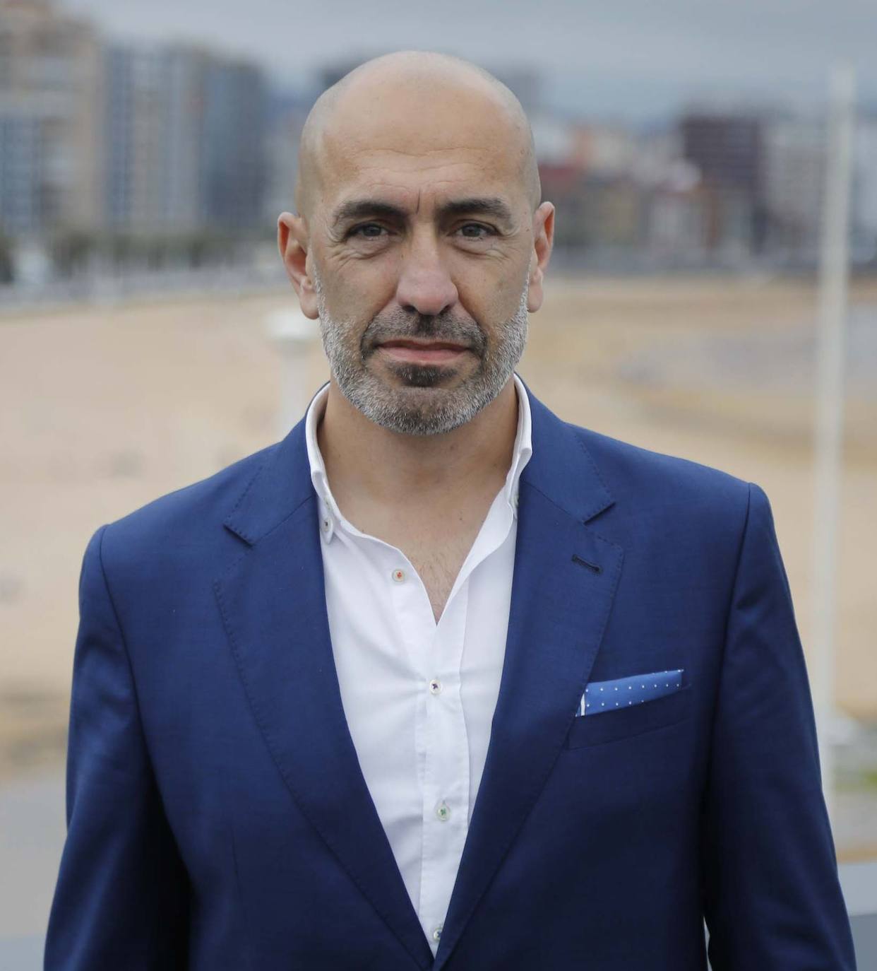 Empresario en el sector de las telecomunicaciones, es CEO del Grupo Corinto con sede en Gijón, Madrid y Barcelona. Suárez ha estado implicado con su empresa en el patrocinio deportivo, pues da nombre al Gijón Basket. Es su primera experiencia política. Su nueva etapa como concejal en el Ayuntamiento la afronta «con ilusión» y muchas ganas de «trabajar para los gijoneses».