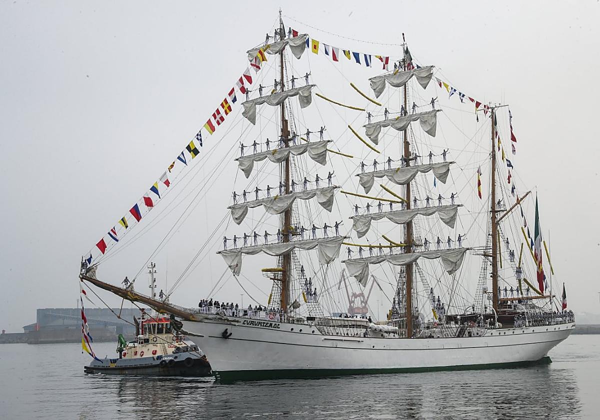 El buque-escuela de la Marina de México, 'Cuauhtémoc', durante la maniobra de atraque en El Musel, con los cadetes en las vergas y aparejos de la nave.