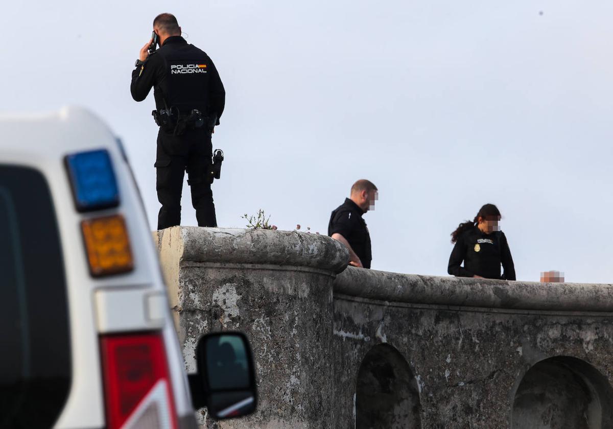 La Policía Nacional salva in extremis a un hombre a punto de tirarse desde el Cerro de Santa Catalina