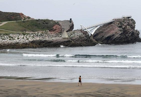 La zona de la playa de Salinas en la que apareció el cupero de la joven esta mañana.