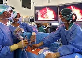 Especialistas en cirugía torácica del HUC A, en plena intervención quirúrgica.