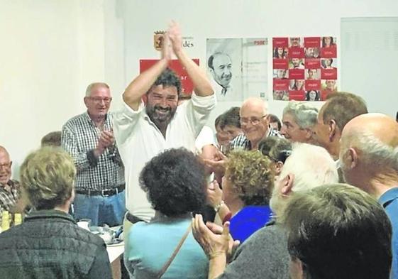 Pérez celebra con los socialistas de Valdés los resultados.