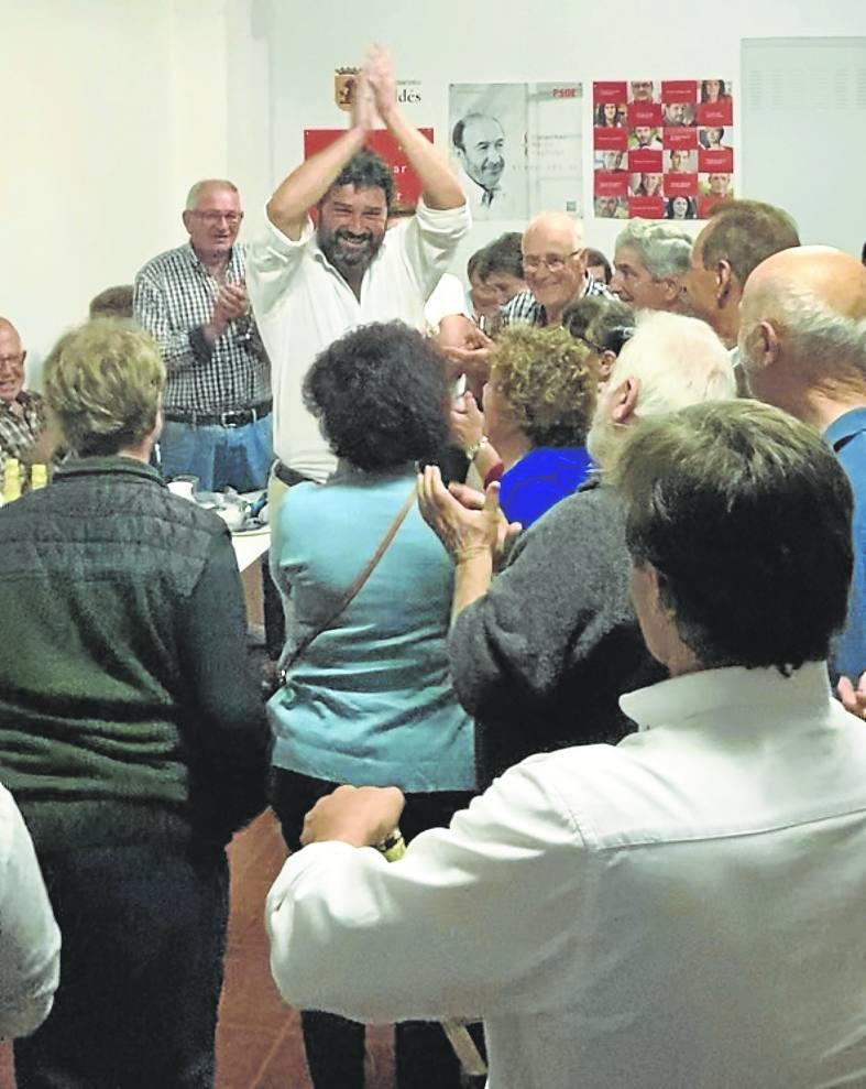 Pérez celebra con los socialistas de Valdés los resultados.