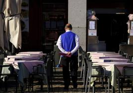 Un camarero en la terraza de un restaurante.