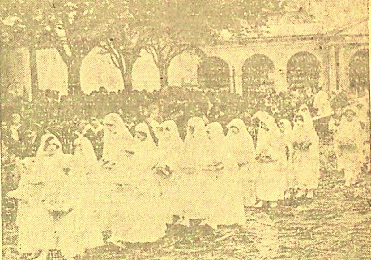 La procesión de niñas de Primera Comunión, saliendo de San Pedro.