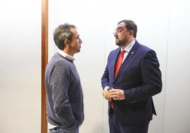 Ovidio Zapico y Adrián Barbón, conversando en la Junta.