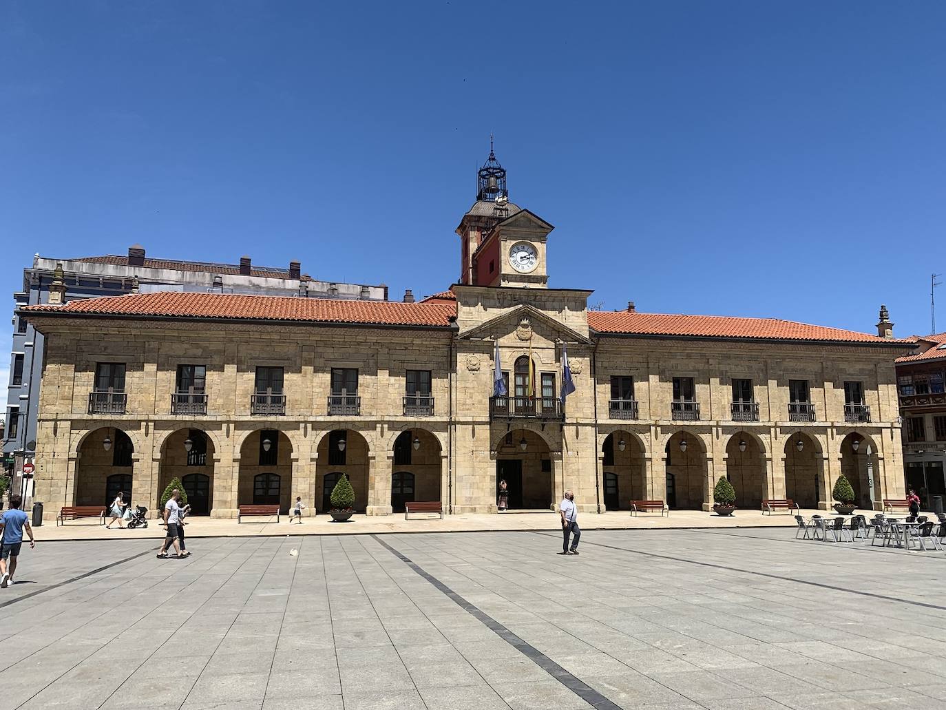 El Ayuntamiento de Avilés, en la plaza de España de la villa.