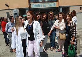 Los responsables regionales, sanitarios y vecinos se reunieron ayer en el centro de Salud de Pumarín.