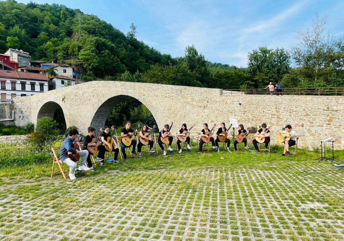 Los jóvenes guitarristas del Conservatorio del Valle del Nalón, ayer en Puente de Arco.