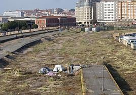 El terreno del 'solarón', con el Museo del Ferrocarril al fondo, limpio a falta de retirar restos de unas chabolas donde vivían indigentes.