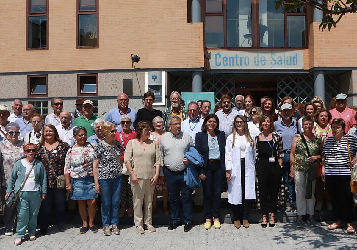 Los responsables regionales, sanitarios y vecinos se reunieron ayer en el centro de Salud de Pumarín.