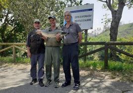 Un pescador cántabro saca el campanu del Esva