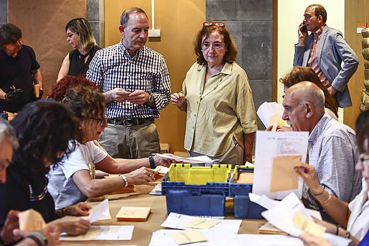 Recuento de votos de asturianos residentes en el extranjero.