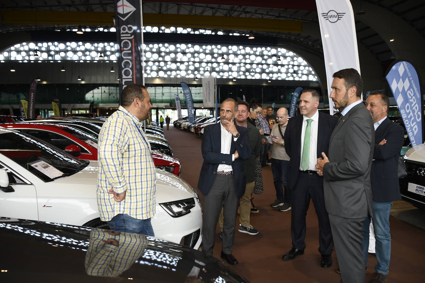 Cuatrocientos visitantes en la feria avilesina de coches