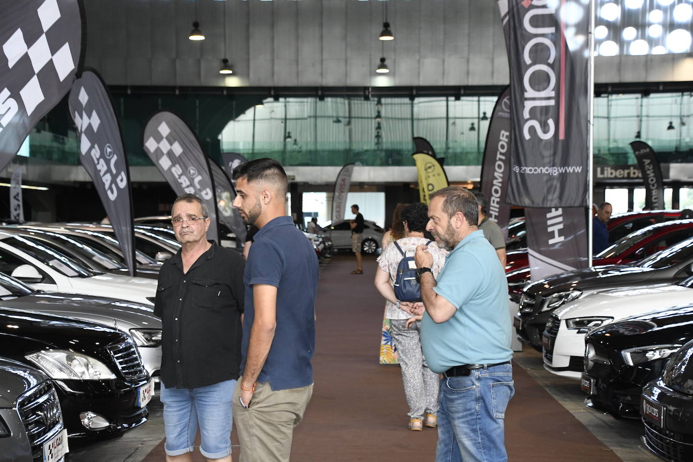 Cuatrocientos visitantes en la feria avilesina de coches