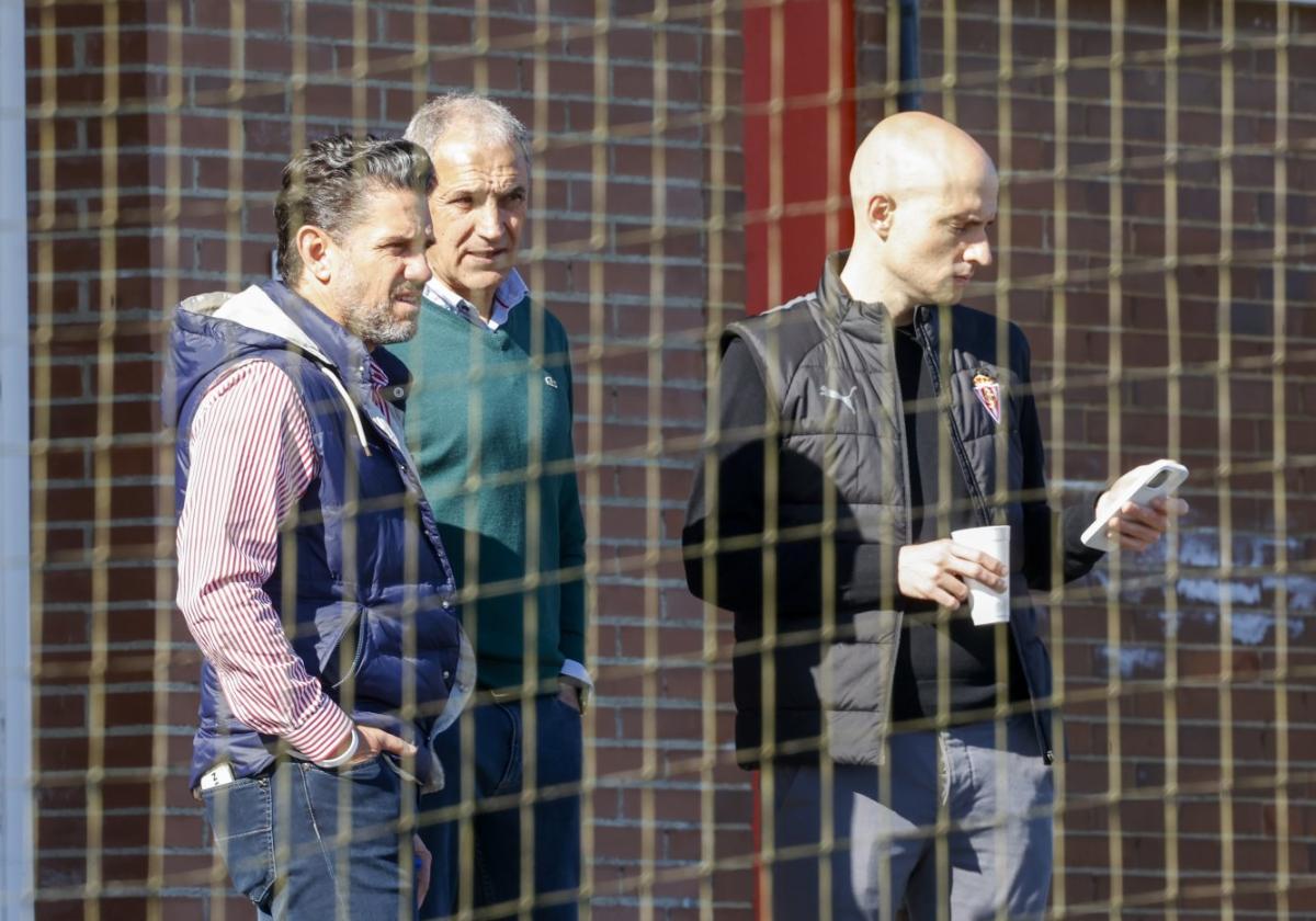 Alejandro Irarragorri, Joaquín Alonso y David Guerra presencian un entrenamiento del Sporting en Mareo.