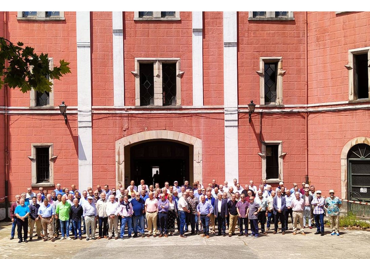 La plantilla, esta mañana, en la entrada de la fábrica de armas de La Vega.