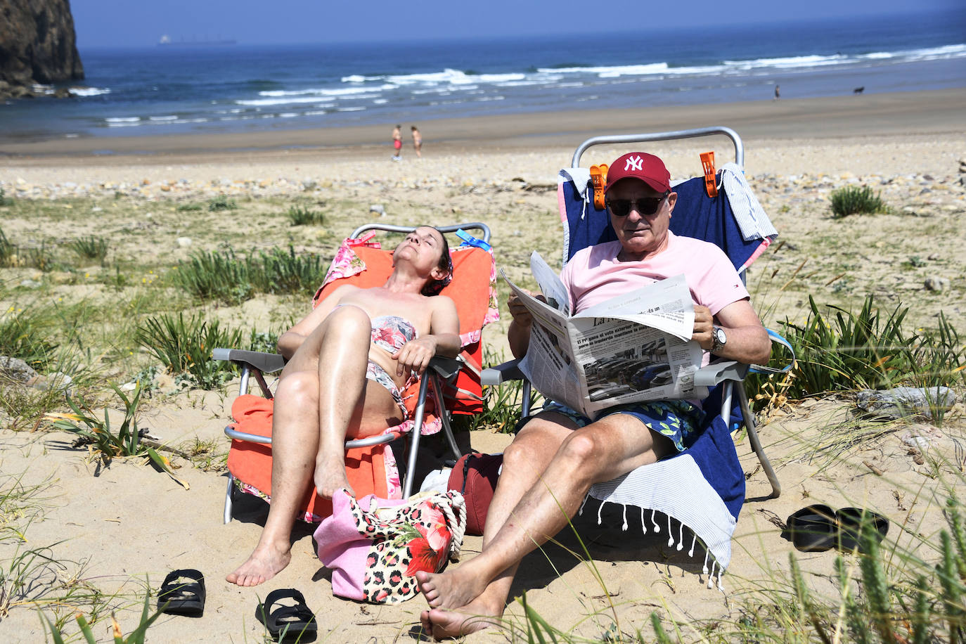 Chapuzones y paseos para superar la jornada de calor en Asturias