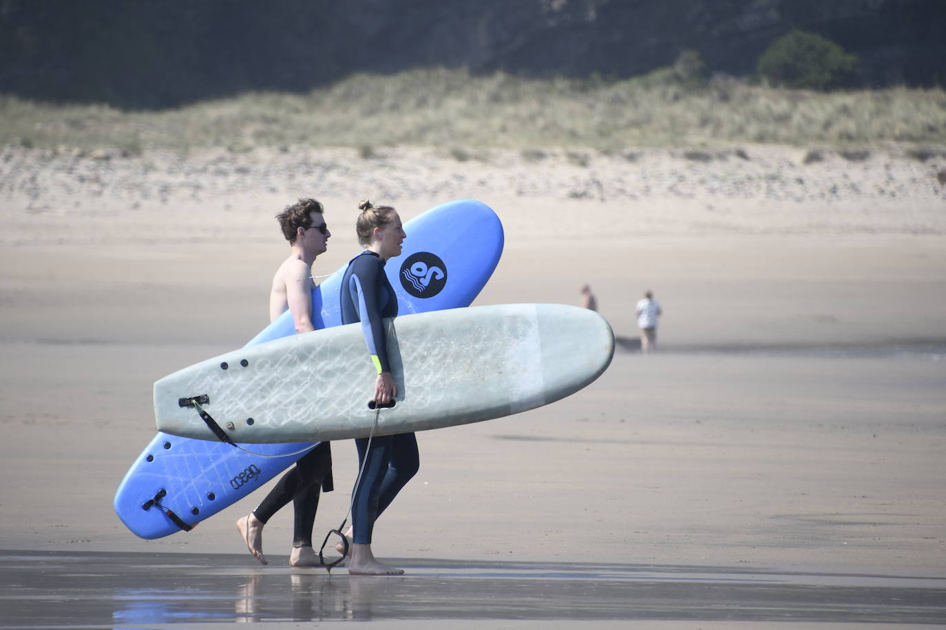 Chapuzones y paseos para superar la jornada de calor en Asturias