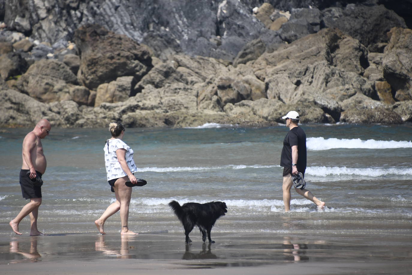 Chapuzones y paseos para superar la jornada de calor en Asturias