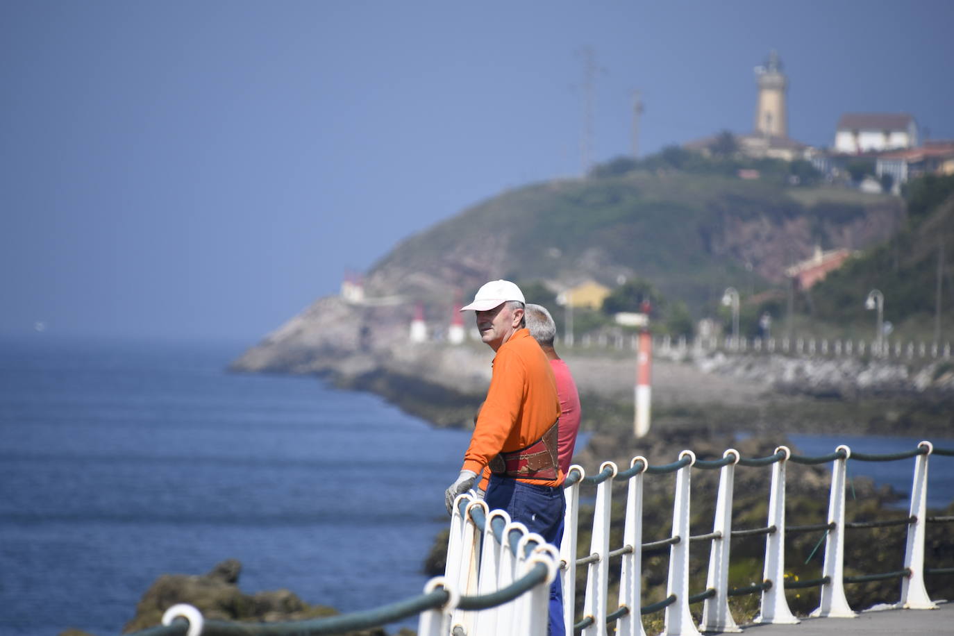 Chapuzones y paseos para superar la jornada de calor en Asturias