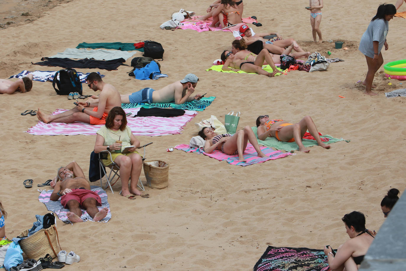 Chapuzones y paseos para superar la jornada de calor en Asturias