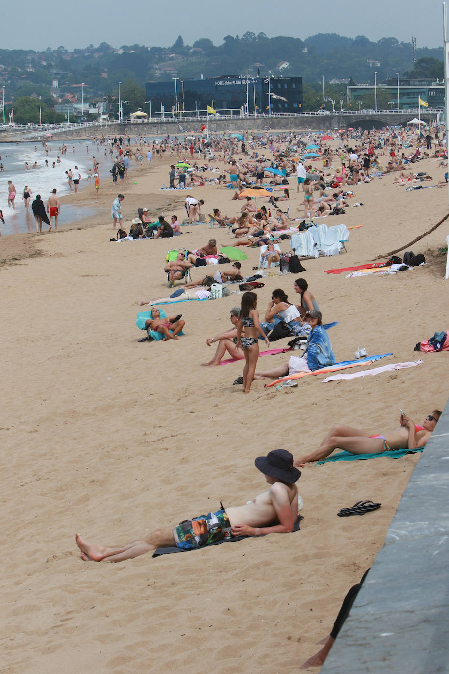 Chapuzones y paseos para superar la jornada de calor en Asturias