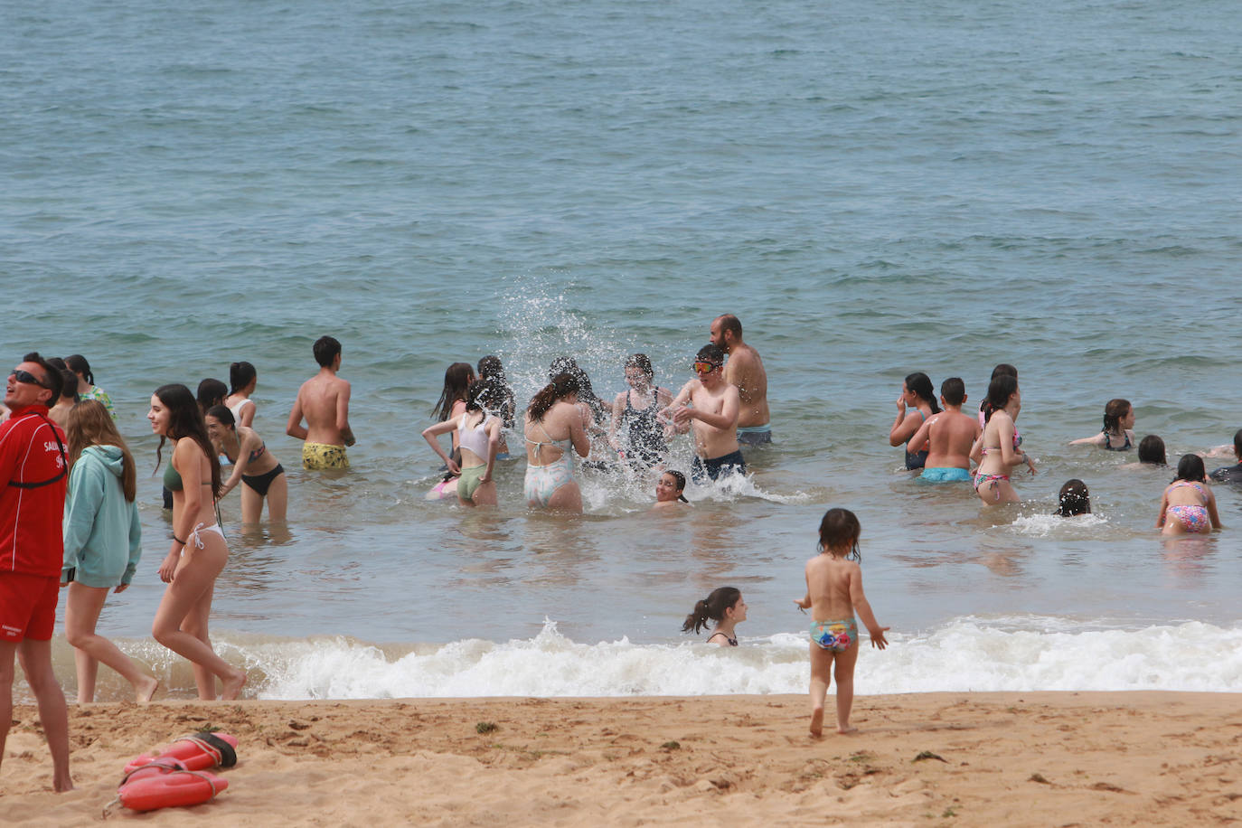 Chapuzones y paseos para superar la jornada de calor en Asturias