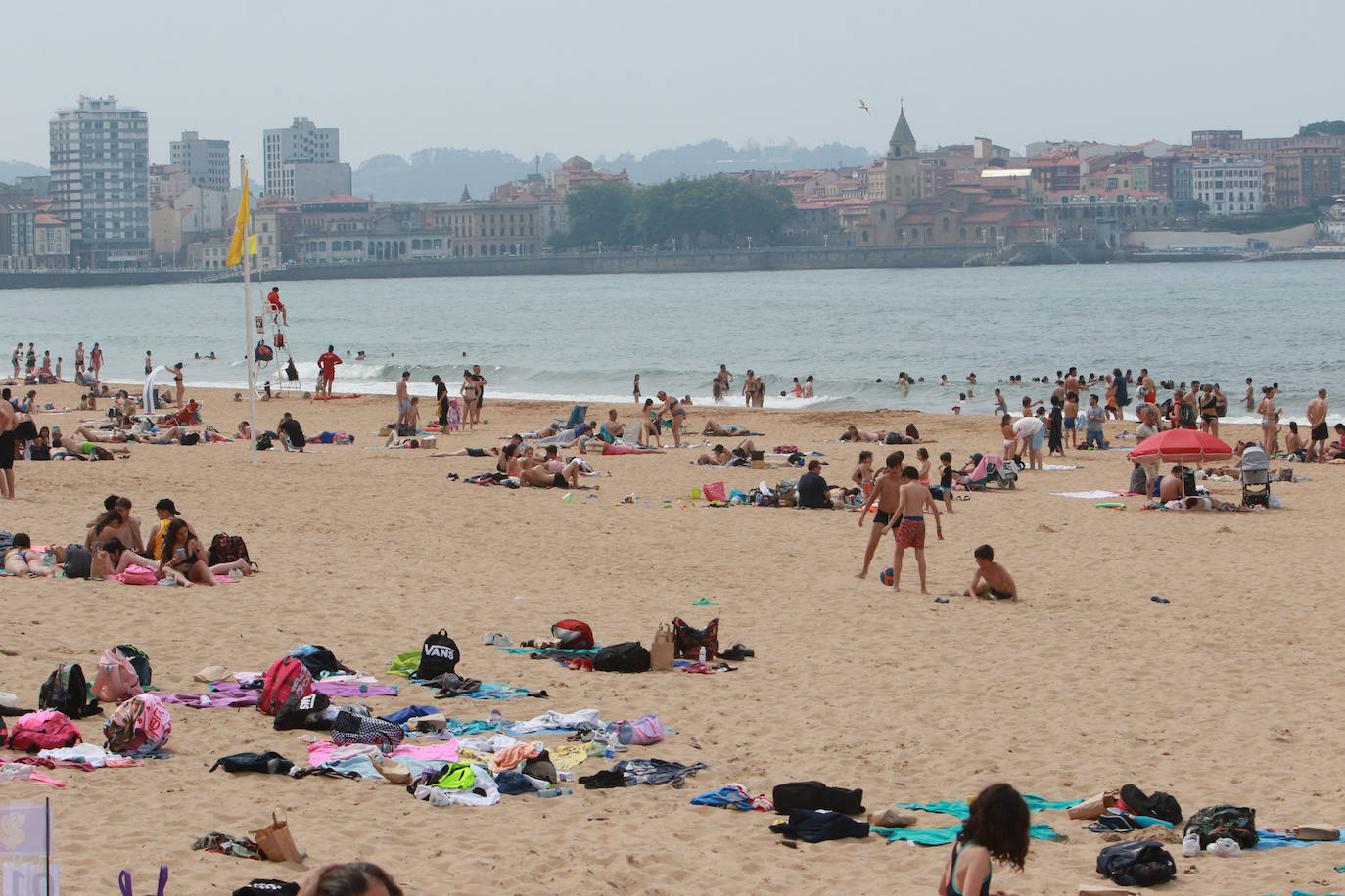 Chapuzones y paseos para superar la jornada de calor en Asturias