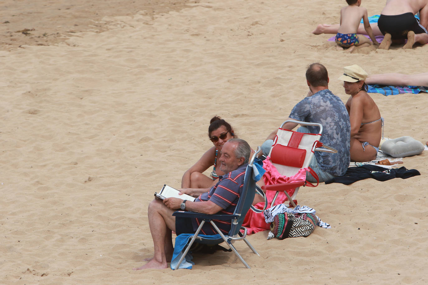 Chapuzones y paseos para superar la jornada de calor en Asturias